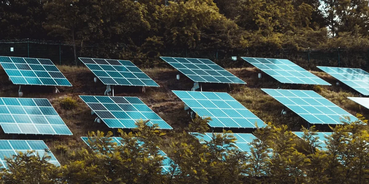 Hur påverkar solenergi miljön?
